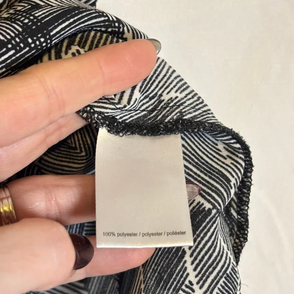Halston Studio Sleeveless Blouse L Black White Geometric Print Quiet Luxury - Picture 7 of 10